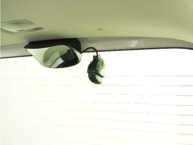 この車にはリアにもドライブレコーダーを装備しております◆映像・音声などを記録する自動車用の装置です。　もしもの事故の際の記録はもちろん、旅行の際の思い出としてドライブの映像を楽しむことができます。