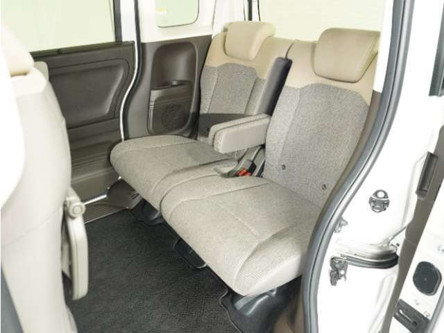 家族やご友人とBBQに行くとき、楽しさは道中の車内から始まっています！このベンチシートに座って、みんなで和気あいあい盛り上がりましょう！