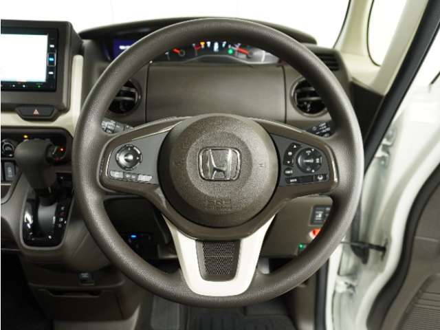 【Honda SENSING】 カメラ等装置で精度の高い検知能力を発揮、安全運転を支援します。ステアリング上のコントローラーに注目！