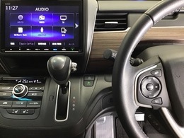 ホンダ純正メモリーナビ搭載なので、遠方へのドライブもお任せ下さい！ステアリング左手側にオーディオ関連のコントロールスイッチを配置しています。操作時は視線を逸らすことなく運転に集中できます