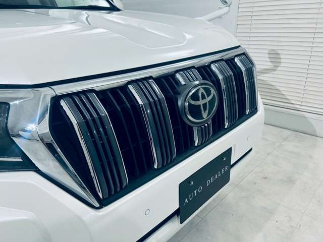 【展示場】車両展示スペースで、いつでも明るいライトの下で天候にされることなくはっきりと車の状態を確認すること出来ます。専用駐車場有り。電車でお越しの際はご連蔵頂ければお迎えに上がります【送迎】