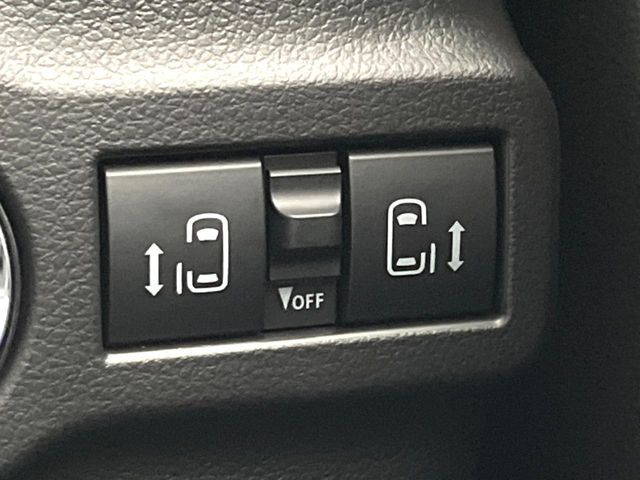 【両側パワースライドドア】スマートキーや運転席のスイッチで後席両側スライドドアの開閉が可能♪電動だから力を入れてドアを開ける必要が無く、小さなお子様でも簡単に開け閉めでき快適です♪