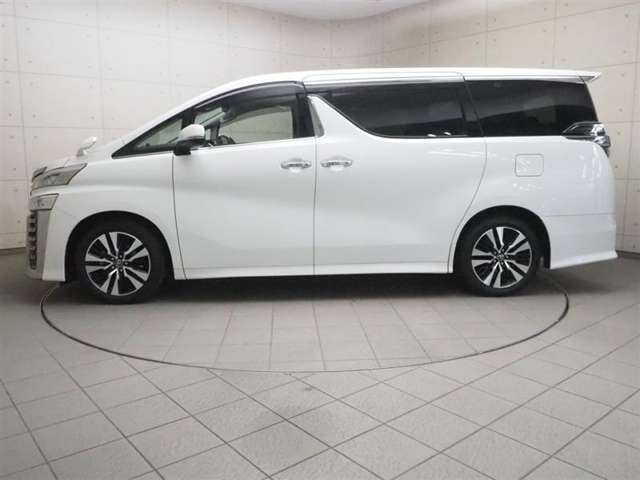両側パワースライドドア付きだから、狭い駐車スペースなどでの 乗り降りラクラク！小さなお子さまのいるご家庭には嬉しい装備。