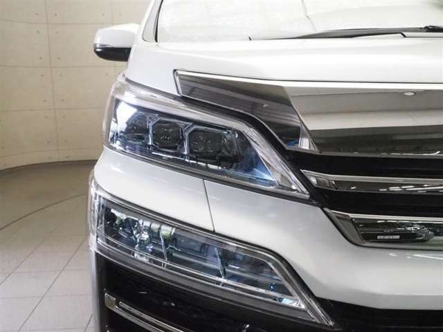 LEDヘッドライトです。デザイン性がよくとても明るいので、夜間の走行や悪天候でも安心です。しかも長寿命！