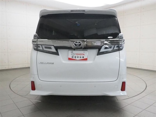 バックカメラが付いているので後方確認が非常にしやすいです。今や運転初心者も熟練者も必須装備！ついていて損はないですね♪