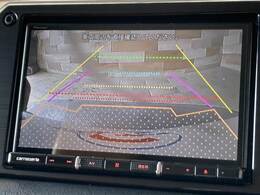【カラーバックモニター】を装備しております。リアの映像がカラーで映し出されますので日々の駐車も安心安全です。