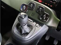 日本仕様の4×4は、MTのみの設定ギア比はクロスカントリー走行に合わせて調整されていて悪路での脱出や坂道発進に有効