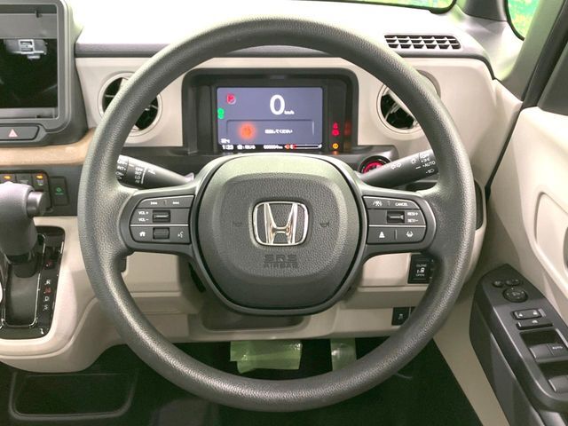 インテリアに合わせたデザインのステアリングは、運転される方のことも考え、運転しやすい形状、大きさです。是非一度、実際に触ってお確かめください。