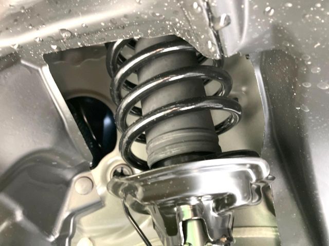 お車を安心してお乗りいただく為には、足回りの定期点検が欠かせません。サービスサポート（有償保証）では無料点検もご提供しており、安心のカーライフをお過ごしいただけるサポート体制が整っています。