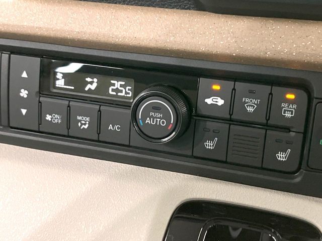 【オートエアコン】一度お好みの温度に設定すれば、車内の温度を検知し風量や温度を自動で調整。暑い…寒い…と何度もスイッチ操作をする必要はありません。快適な車内空間には必須の機能ですね♪