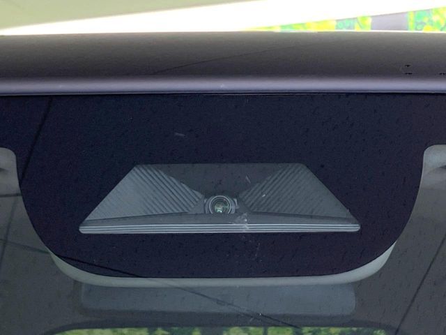 【ホンダセンシング】走行中に前方の車両等を認識し、衝突しそうな時は警報とブレーキで衝突回避と被害軽減をアシスト。より安全にドライブをお楽しみいただけます。