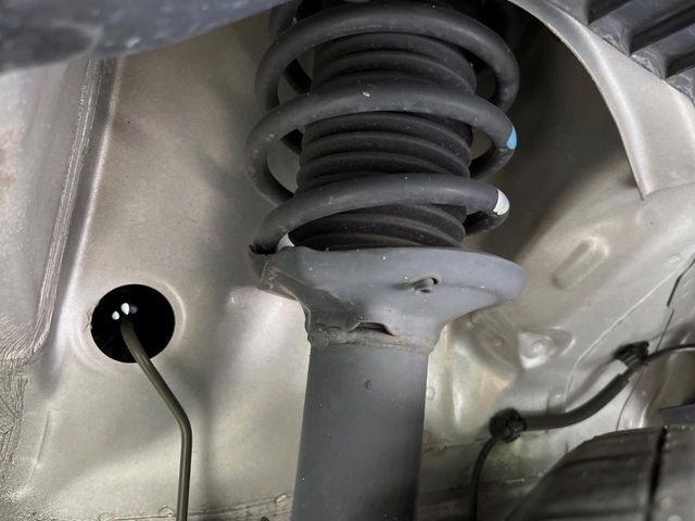 お車を安心してお乗りいただく為には、足回りの定期点検が欠かせません。サービスサポート（有償保証）では無料点検もご提供しており、安心のカーライフをお過ごしいただけるサポート体制が整っています。