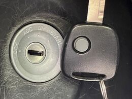 【キーレス】少し離れた場所からでもボタン一つでドアの開錠・施錠ができるのでとっても便利！ドアの鍵穴周りに傷をつけることもありません♪