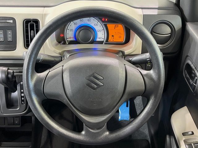 インテリアに合わせたデザインのステアリングは、運転される方のことも考え、運転しやすい形状、大きさです。是非一度、実際に触ってお確かめください。