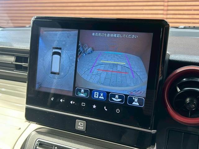 【360°カメラ】を装備しております。全周囲カメラで危険察知。狭い駐車場でも安心して駐車できますね。