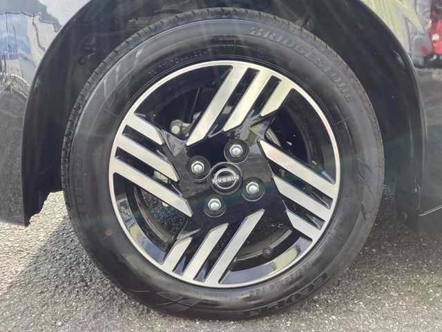 お車に合ったデザインのホイールになっています！スタイリッシュでとてもカッコいいです！