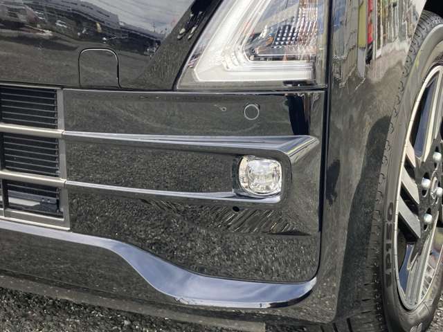 【フォグランプ】豪雨や霧が発生した時に視界を確保したり、対向車に自分の存在をアピールする役割もあります。