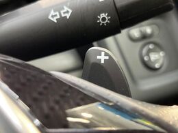 【パドルシフト】ハンドルから手を離さずに素早くシフトアップ＆ダウンができるので、エンジンブレーキを使う下り坂や高速道路の合流で加速したい場面で役立ちます。