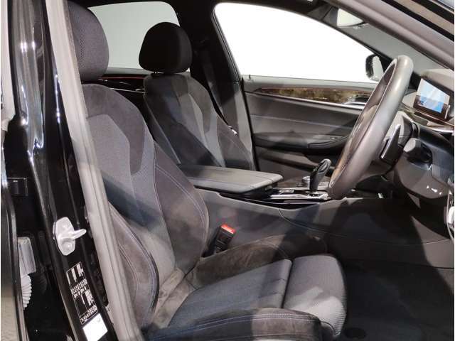 室内は大変綺麗に扱われており、タバコも吸われていない為、車両以外の臭いは感じられません。禁煙車両をご希望の方はこちらのお車をお奨め致します。