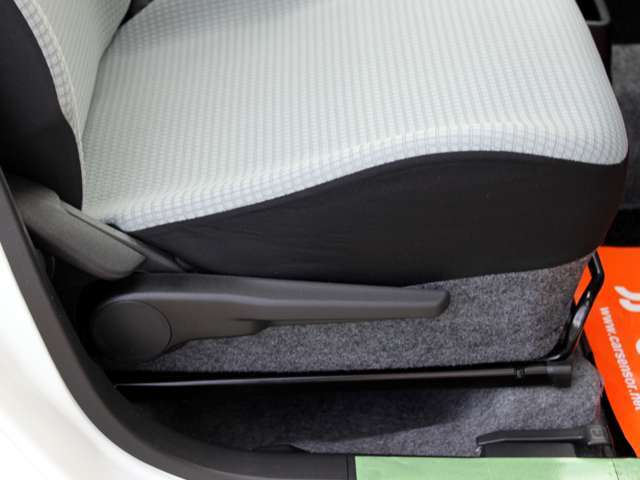 シートリフター付なので上下調整できます。