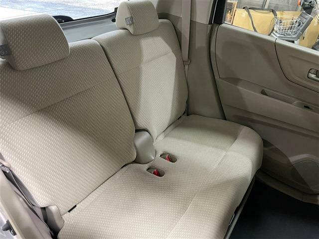 後席の足元スペースも広く設定され、長距離ドライブでも快適に過ごすことができます！