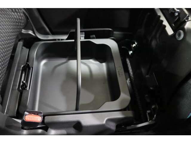 【収納：シートアンダーボックス】助手席クッションの下に取っ手付きのボックスがあります。この小物入れボックスは取り外して車外に持ち出すことが可能です。