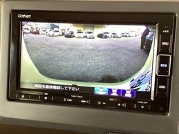 ギャザズメモリーナビ(VXM-214VFi)が装着されております。AM、FM、CD、DVD再生、フルセグTV、Bluetoothがご使用いただけます。初めて訪れた場所でも道に迷わず安心ですね！