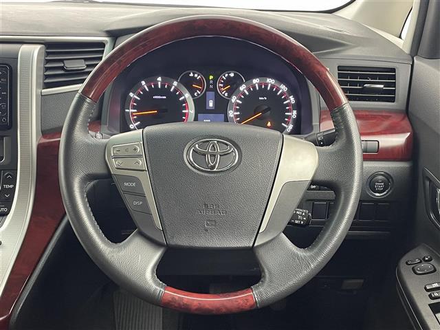 【ステアリング】軽い力で扱いやすいハンドルです。目立つ傷やスレなどなく綺麗な状態です！除菌プランいれていただくとさらに快適に！清潔なお車はお子様にも安心ですね！