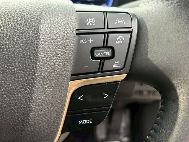 【アダプティブクルーズコントロール】高速走行時に前方のお車を追従してくれるので、長距離ドライブの疲労は大きく軽減されます。