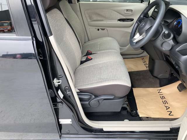 イモビライザー装備。盗難に対する防御性能を高めるために、インテリジェントキーに送信機を内蔵し、あらかじめ登録されているインテリジェントキーを使用しないと、走行可能状態にできないシステムです。