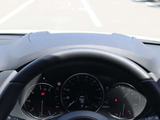 運転視界の遠方上方に虚像を投影することで前を見ながら情報の視認ができます。本当にドライバーが必要な情報を適切に伝え、楽しんで頂くことを考えた新世代装備です。※虚像は2.6m前方に浮かぶイメージです。