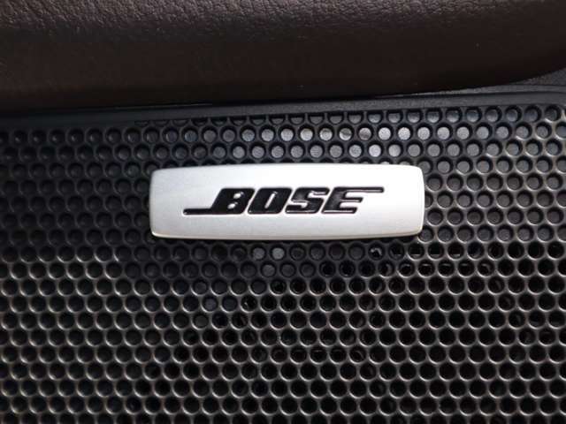 BOSEサウンドシステムを搭載。「良い音を出す」ではなく、その車種のごとに特徴を計算（車種専用設計）し、「反響音」を作り出すことによってどの座席でも自分中心で音が聴こえ、「心地よい空間」を作り出します。