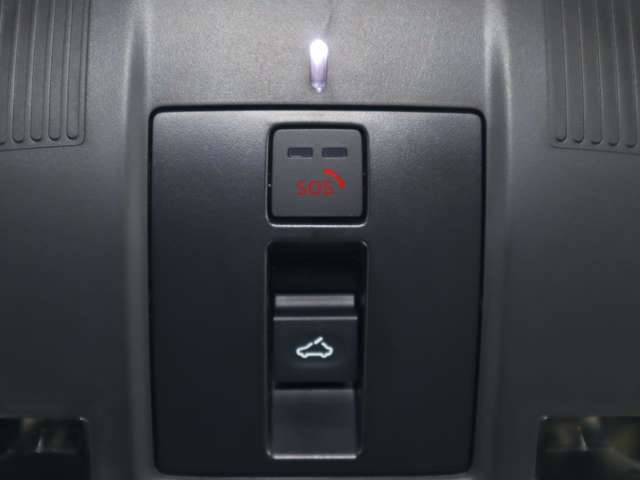 エアバッグ作動時や後突時、もしくは車内のSOSボタンを押した際に緊急通報オペレーターに連携し、救急・警察を手配します。更にオペレーターにも連携、お客様のご要望に応じてロードサービスの手配を行います。