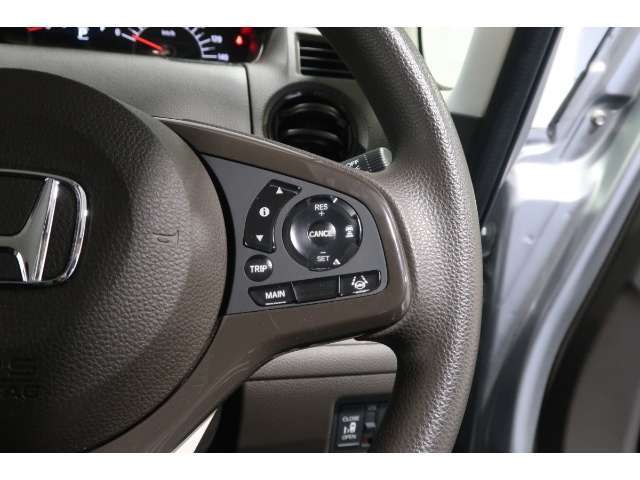 Hondaセンシングの機能のひとつ、アダプティブクルーズコントロール付！アクセルから足を離しても設定したスピードと前車との車間を保ち走行してくれます！車線維持もアシスト☆高速道路で疲労軽減ですね☆