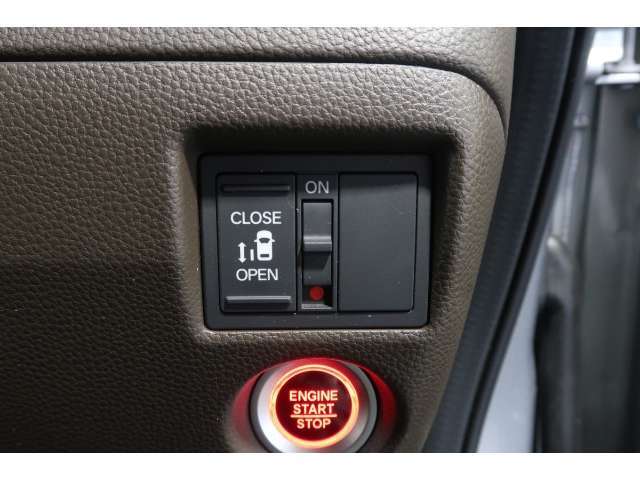 【左電動スライドドア】力を入れずにラクラクドア開閉♪左側電動スライドドア装備車両◎右側スライドドアは手動開閉です。狭い駐車場での乗り降りもラクラク♪挟み込み防止機構装備でお子様の乗り降りも安心です