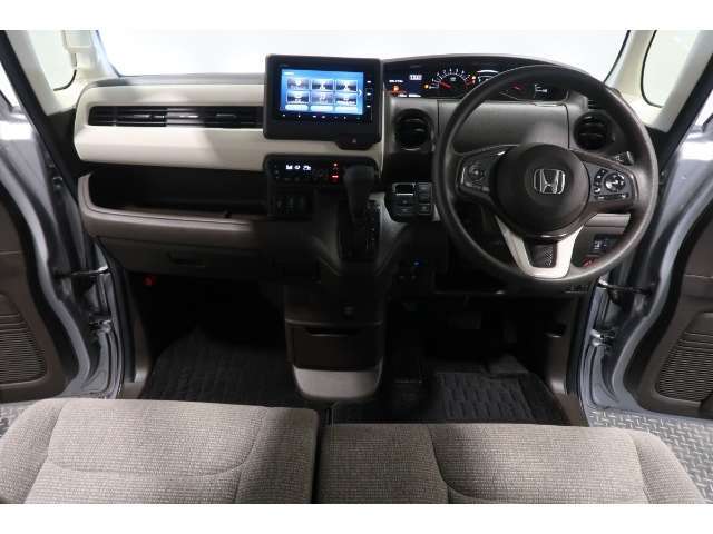 ドライバーを包み込むように、ディスプレーやスイッチ、コンソールを配置。座った瞬間から運転への期待が！空間そのものの心地よさにこだわっています。