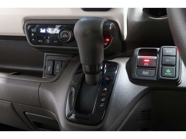 インパネシフトだから視線の移動も少なく足元もスッキリ♪運転席もゆったりしているのでゆとりを持ってドライブできますね！