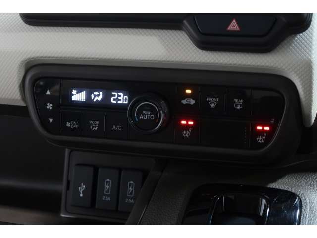 オートエアコン装備♪室内温度を設定すれば自動的に風量の調整をしてくれます♪車内をいつでも快適に保てます♪