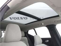 屋根一面まるごととも言える特大サイズのチルトアップ機構付電動パノラマ・ガラス・サンルーフ。晴天時はもちろん、雨天・曇天時にもブラインドを開けることで常に開放的な車内空間を実現させてくれます。