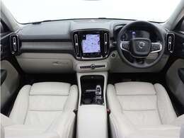 純正HDDナビ/ETC2.0/360度カメラ/フルセグTVのフルセット搭載。9インチ・タッチスクリーン式センターディスプレイと、モード選択式の12.3インチデジタル液晶ドライバー・ディスプレイを装備。