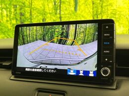 【バックカメラ】駐車時に後方がリアルタイム映像で確認できます。大型商業施設や立体駐車場での駐車時や、夜間のバック時に大活躍！運転スキルに関わらず、今や必須となった装備のひとつです！