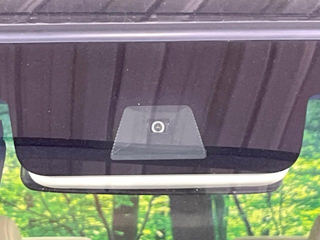 【ホンダセンシング】走行中に前方の車両等を認識し、衝突しそうな時は警報とブレーキで衝突回避と被害軽減をアシスト。より安全にドライブをお楽しみいただけます。