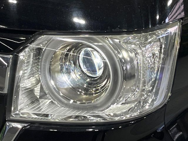 【LEDヘッドライト】悪天候や夜間走行時も良好な視界を確保し安心して運転できる高輝度LEDヘッドライトを装備！点灯速度が早く、消費電力も抑えられています。
