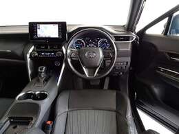 革巻きステアリングで快適な操作性の運転席です。