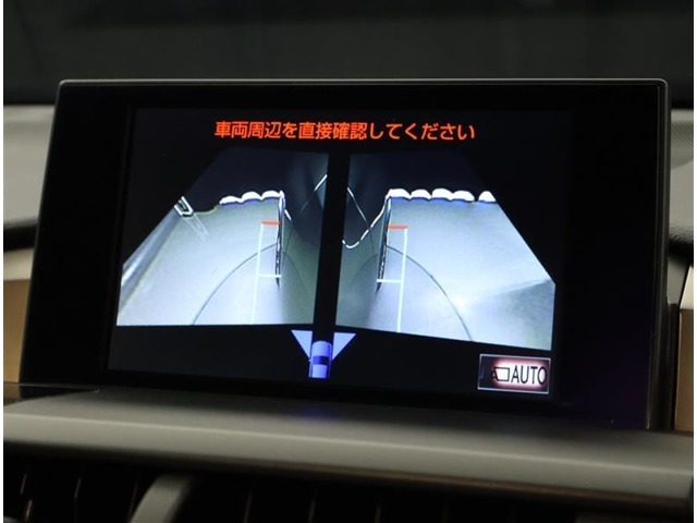 バックモニター付き。駐車の際のサポートとなり、必須アイテムのひとつですよね。それでも、バックする際は必ずご自身の目で確認をしてください。パノラミックビューで上から見下ろした視点でも確認できます！
