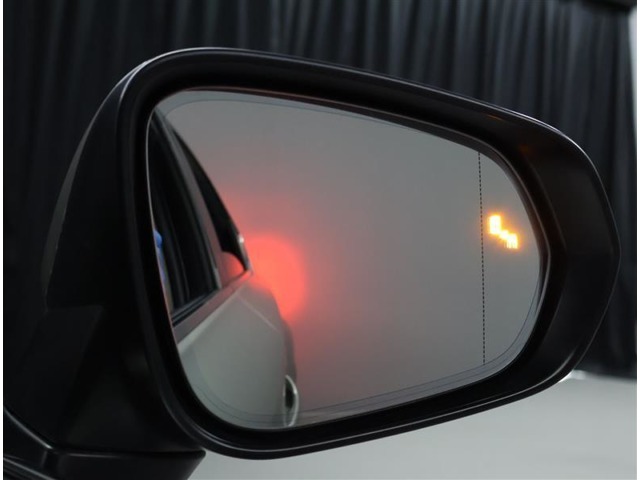 予防安全機能の1つ、ブラインドスポットモニター付き。隣の車線を走る車両をレーダーで検知し、ドアミラーでは確認しにくい後測方エリアに存在する車両に加えて、急接近してくる車両も検知します。