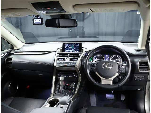 デザインもよく、居心地のよい運転席ですね。分かりやすいスイッチ類ですから操作もしやすく運転をサポートします。ぜひご来店いただき、実際にお座りいただいてステアリングを握ってみてください！
