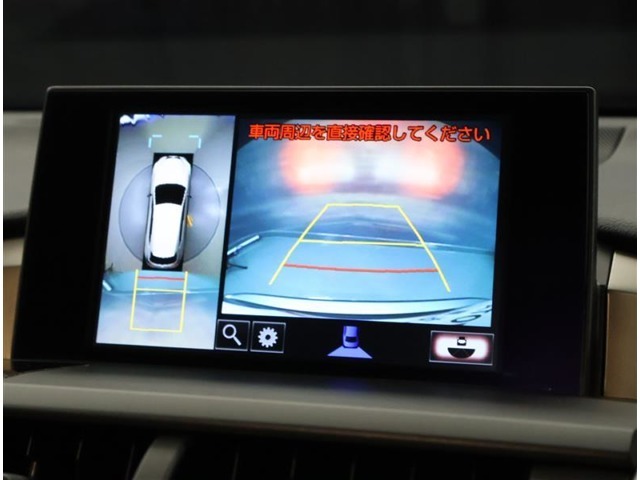 バックモニター付き。駐車の際のサポートとなり、必須アイテムのひとつですよね。それでも、バックする際は必ずご自身の目で確認をしてください。パノラミックビューで上から見下ろした視点でも確認できます！