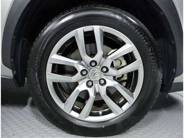純正アルミホイール。デザインが素敵ですね。お車全体のイメージ変わりますね。ホイールの重量やタイヤの放熱性など性能面に大きく関わる部分ですよね。タイヤサイズは　225/60R18　です。