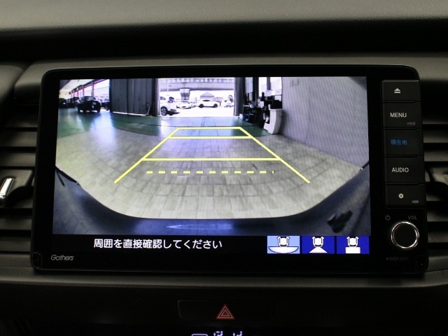 【バックカメラ】シフトを「R」の位置に入れると、自動的に画面がカメラ映像に切り替わり後方の視界をサポートする必須装備です！